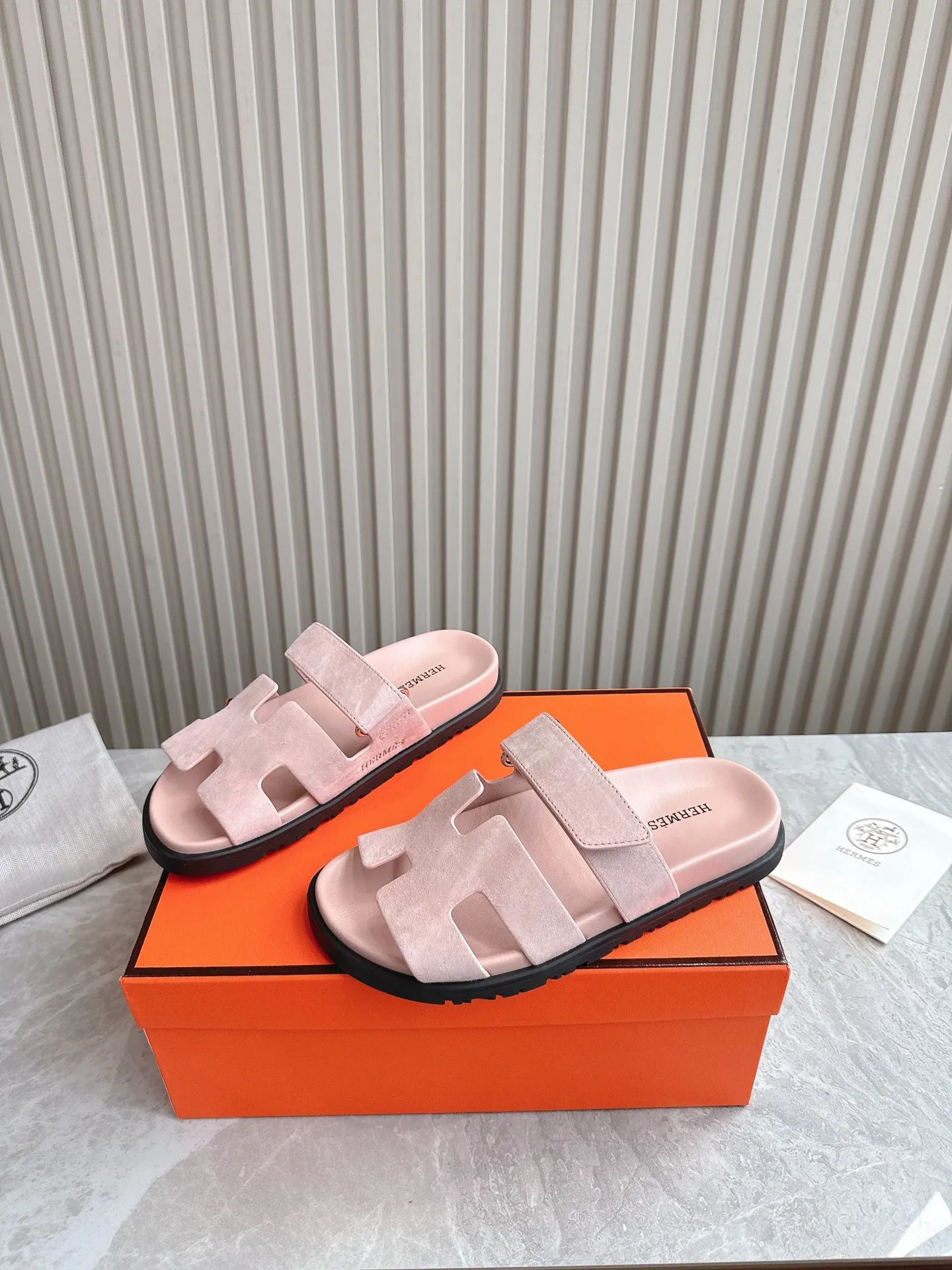 p480🐮🐮Couple model (top version) H family 2024 spring and summer new style HERMES Hermes' recently popular couple model pig nose angle sandals and slippers, paired with various colorful socks, popular. Upper: imported original deerskin (the genuine leather edging is not ordinary super migration). Lining: imported genuine leather. Outsole: Tpu non-slip and wear-resistant outsole. Size: Female 35-42 (40/42 non-returnable and non-exchangeable) Male size: 39-45 (45 non-refundable and non-exchangeable)